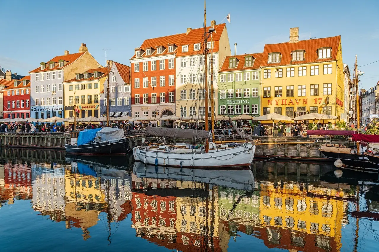 Farverige huse og både langs kanalen i Nyhavn i København