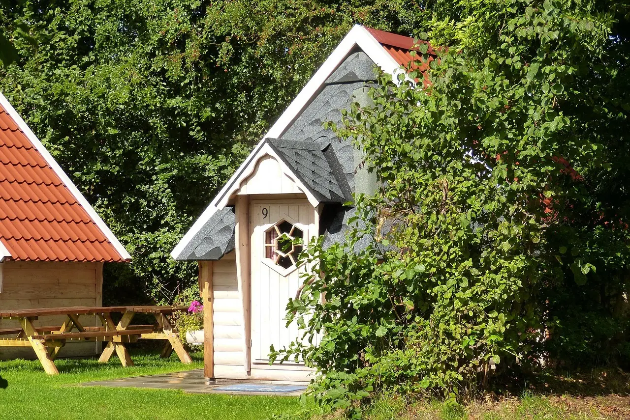 Hvor meget må man udleje sit sommerhus? Guide til regler, skat og hvordan du tjener mest